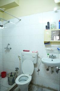 Bathroom Image of 1400 Sq.ft 3 BHK Apartment / Flat for sale in Kalighat Kolkata for Rs. 16500000