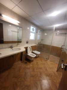 Bathroom Image of 5600 Sq.ft 4 BHK Villa for rent in Brigade Orchards Pavilion Villas, Boodihal Bengaluru for Rs. 250000