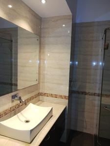 Bathroom Image of 5800 Sq.ft 7 BHK Independent House for rent in New Friends Colony New Delhi for Rs. 700000