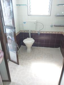 Bathroom Image of 700 Sq.ft 1 BHK Apartment / Flat for rent in Cumballa Hill Mumbai for Rs. 125000