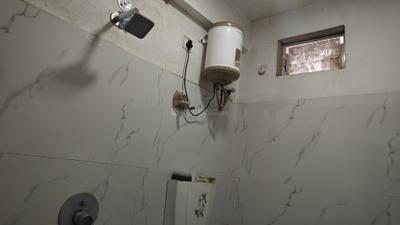 Bathroom Image of 550 Sq.ft 1 BHK Apartment / Flat for rent in Scheme No 54 Indore for Rs. 15000