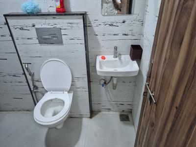 Bathroom Image of 650 Sq.ft 1 BHK Apartment / Flat for rent in Mahalakshmi Nagar Indore for Rs. 22000