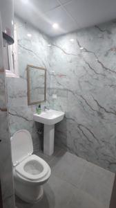 Bathroom Image of 1045 Sq.ft 2 BHK Apartment / Flat for rent in Proview Technocity, Chi V Greater Noida for Rs. 26000