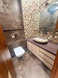 Bathroom Image of 1800 Sq.ft 3 BHK Builder Floor for rent in Tilak Nagar New Delhi for Rs. 60000