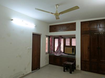 Bedroom Image of 2000 Sq.ft 4 BHK Apartment / Flat for rent in Sarita Vihar New Delhi for Rs. 75000