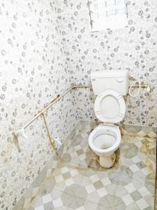 Bathroom Image of 500 Sq.ft 1 BHK Apartment / Flat for rent in Airport Gate No 2 Kolkata for Rs. 5000