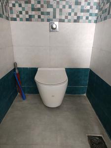 Common Bathroom Image of 570 Sq.ft 1 BHK Apartment / Flat for rent in Amanora Future Towers, Hadapsar Pune for Rs. 30000