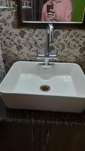 Bathroom Image of 750 Sq.ft 1.5 BHK Apartment / Flat for rent in Kaushambi Ghaziabad for Rs. 25000