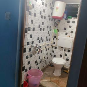 Bathroom Image of 1300 Sq.ft 3 BHK Apartment / Flat for sale in Airport Gate no. 1 Kolkata for Rs. 7000000