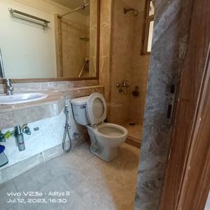 Bathroom Image of 1450 Sq.ft 3 BHK Apartment / Flat for sale in Hiranandani Gardens, Powai Mumbai for Rs. 53500000