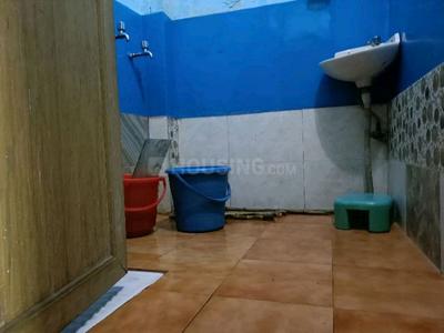 Bathroom Image of 1150 Sq.ft 3 BHK Apartment / Flat for rent in  RWA Pocket B Dilshad Garden, Dilshad Garden New Delhi for Rs. 9000