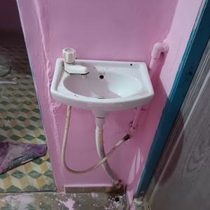 Bathroom Image of 900 Sq.ft 1 BHK Apartment / Flat for rent in Varachha Surat for Rs. 6800