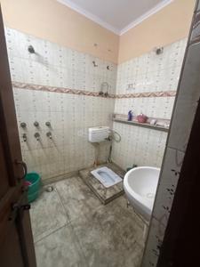 Bathroom Image of 900 Sq.ft 3 BHK Builder Floor for rent in RWA Indra Vikas Colony, Mukherjee Nagar New Delhi for Rs. 25000