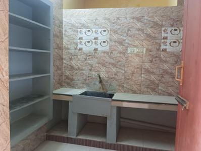 Kitchen Image of 550 Sq.ft 1 RK Builder Floor for rent in Thorapadi Vellore for Rs. 3800