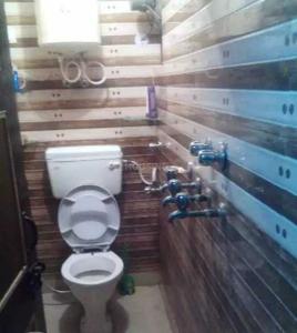 Bathroom Image of 450 Sq.ft 1 RK Studio for rent in Sector 16B Dwarka New Delhi for Rs. 12000