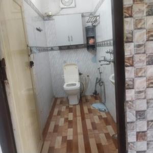 Bathroom Image of 800 Sq.ft 1 BHK Apartment / Flat for rent in Tagore Garden Extension New Delhi for Rs. 20000