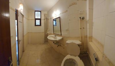 Bathroom Image of 1500 Sq.ft 3 BHK Apartment / Flat for rent in Parsvnath Prestige, Sector 93A Noida for Rs. 32500