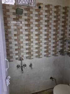 Bathroom Image of 1000 Sq.ft 3 BHK Builder Floor for rent in Vikaspuri New Delhi for Rs. 30000