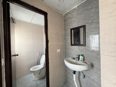 Bathroom Image of 585 Sq.ft 1 BHK Apartment / Flat for rent in Amrapali Dream Valley 2, Noida Extension Greater Noida for Rs. 16500