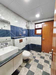Bathroom Image of 1500 Sq.ft 2 BHK Builder Floor for rent in Sector 10A Gurgaon for Rs. 30000
