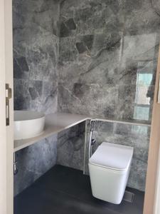 Bathroom Image of 1650 Sq.ft 3 BHK Apartment / Flat for sale in Runwal Elegante, Andheri West Mumbai for Rs. 59000000