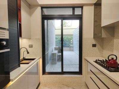 Kitchen Image of 2000 Sq.ft 3 BHK Apartment / Flat for sale in Gateway, Santacruz West Mumbai for Rs. 75000000