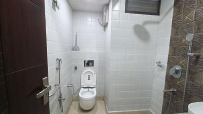 Bathroom Image of 700 Sq.ft 2 BHK Apartment / Flat for rent in Pitampura New Delhi for Rs. 28000