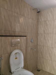 Common Bathroom Image of 900 Sq.ft 2 BHK Apartment / Flat for sale in Siruseri Chennai for Rs. 3800000