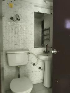 Common Bathroom Image of 1320 Sq.ft 3 BHK Apartment / Flat for rent in  Gaur City 2 12th Avenue, Noida Extension Greater Noida for Rs. 22000