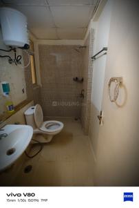 Bathroom Image of 950 Sq.ft 2 BHK Apartment / Flat for rent in Jaypee Kosmos, Sector 134 Noida for Rs. 30500