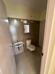 Bathroom Image of 1300 Sq.ft 2.5 BHK Apartment / Flat for rent in Adani The Meadows, Shantigram Ahmedabad for Rs. 27000