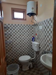 Bathroom Image of 650 Sq.ft 1 BHK Independent House for rent in Panthaghati Shimla for Rs. 8000