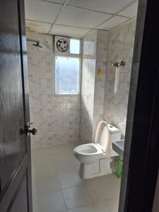 Bathroom Image of 1400 Sq.ft 3 BHK Apartment / Flat for rent in Sethi Max Royal, Sector 76 Noida for Rs. 33000